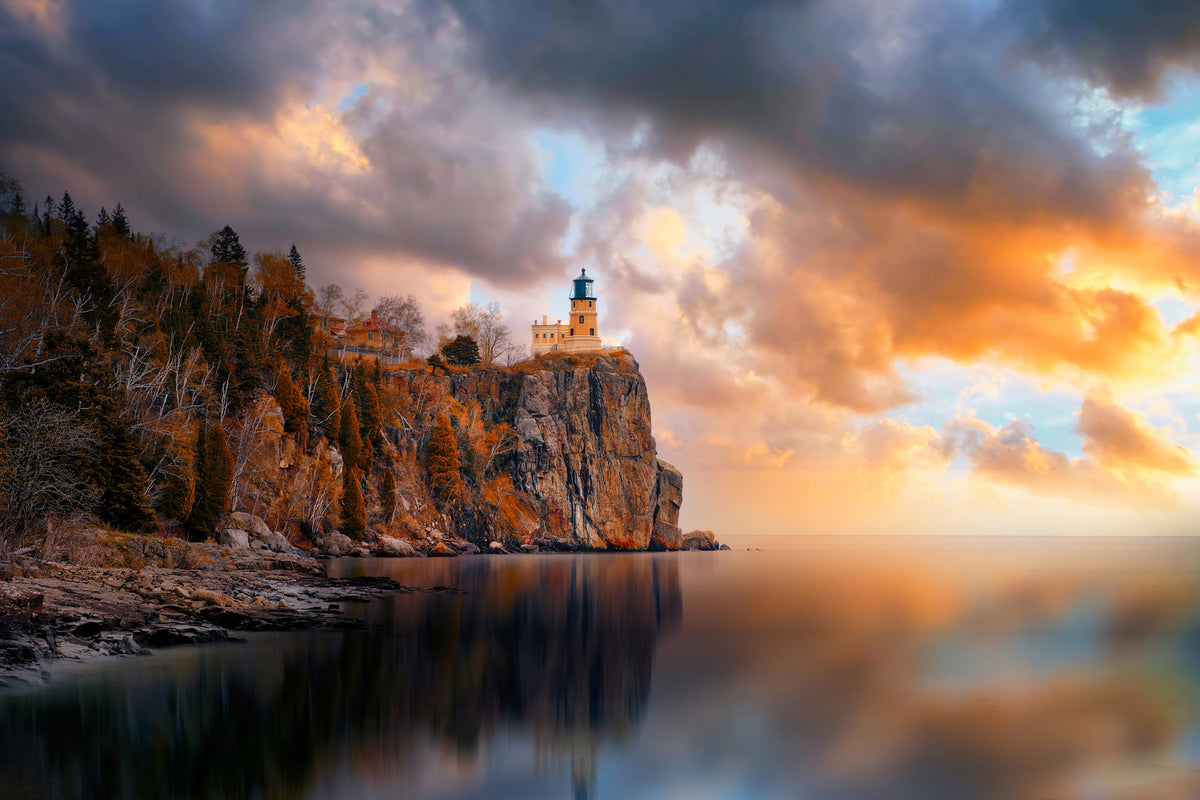 photo-wallpaper-a-cloudy-day-at-split-rock-lighthouse-x