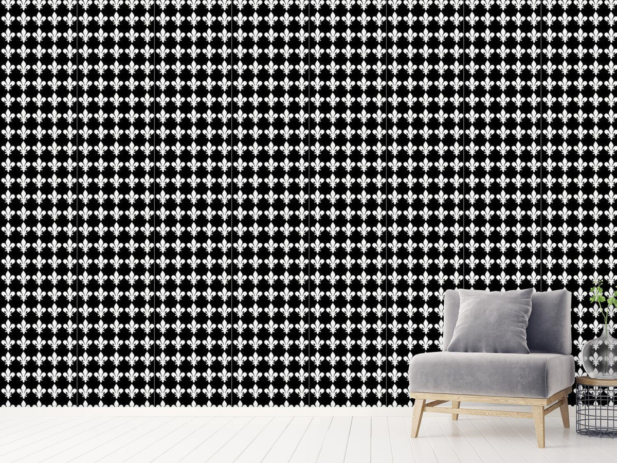 patterned-wallpaper-fleur-de-lys-at-night